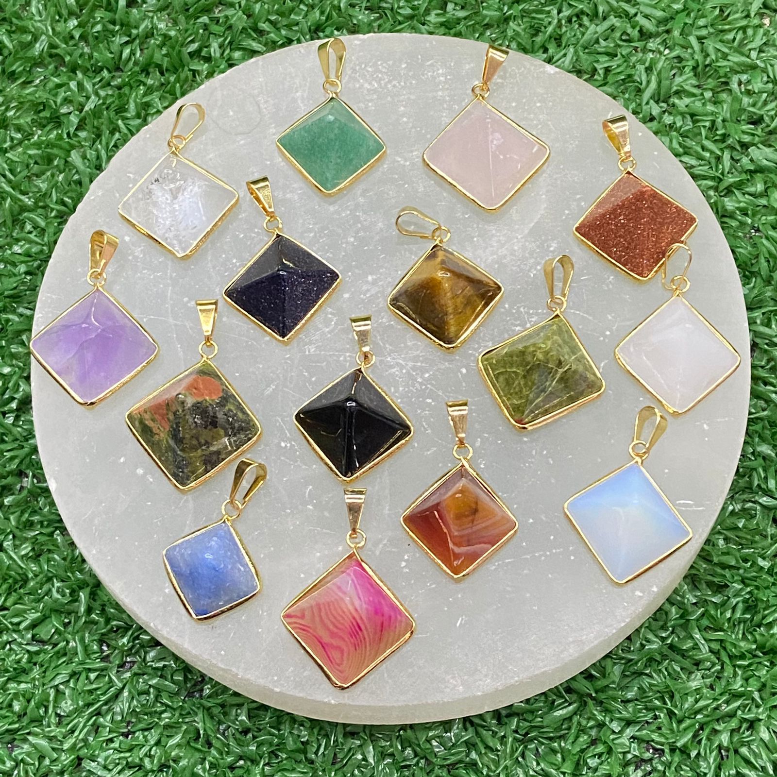 Pingente Pirâmide Dourada