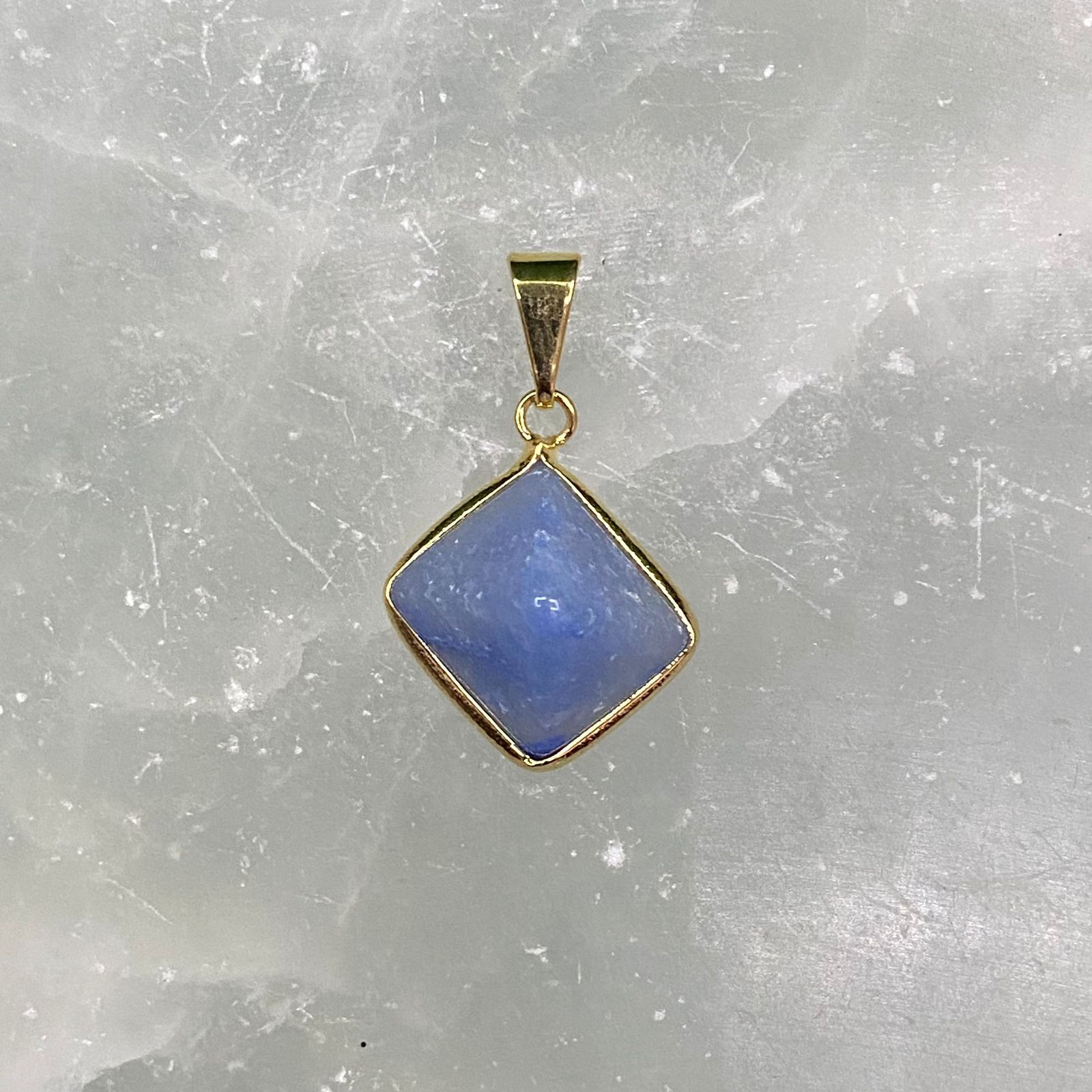 Pingente Pirâmide Dourada