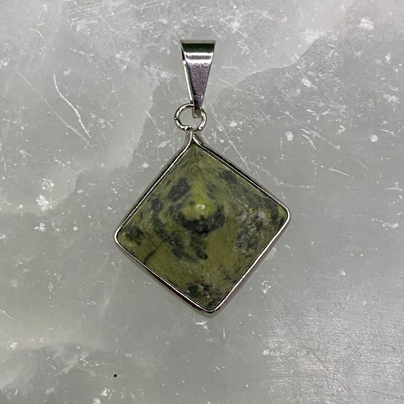 Pingente Pirâmide Prateado