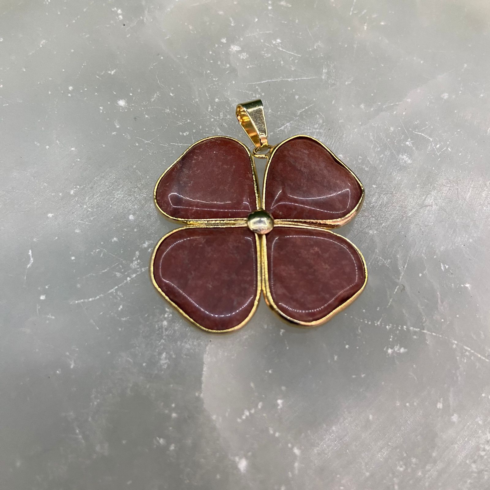 Pingente Trevo Pedras - Dourado