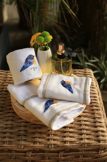 TOALHA BRANCA C/ FAIXA BORDADA PÁSSARO AZUL MAMEG