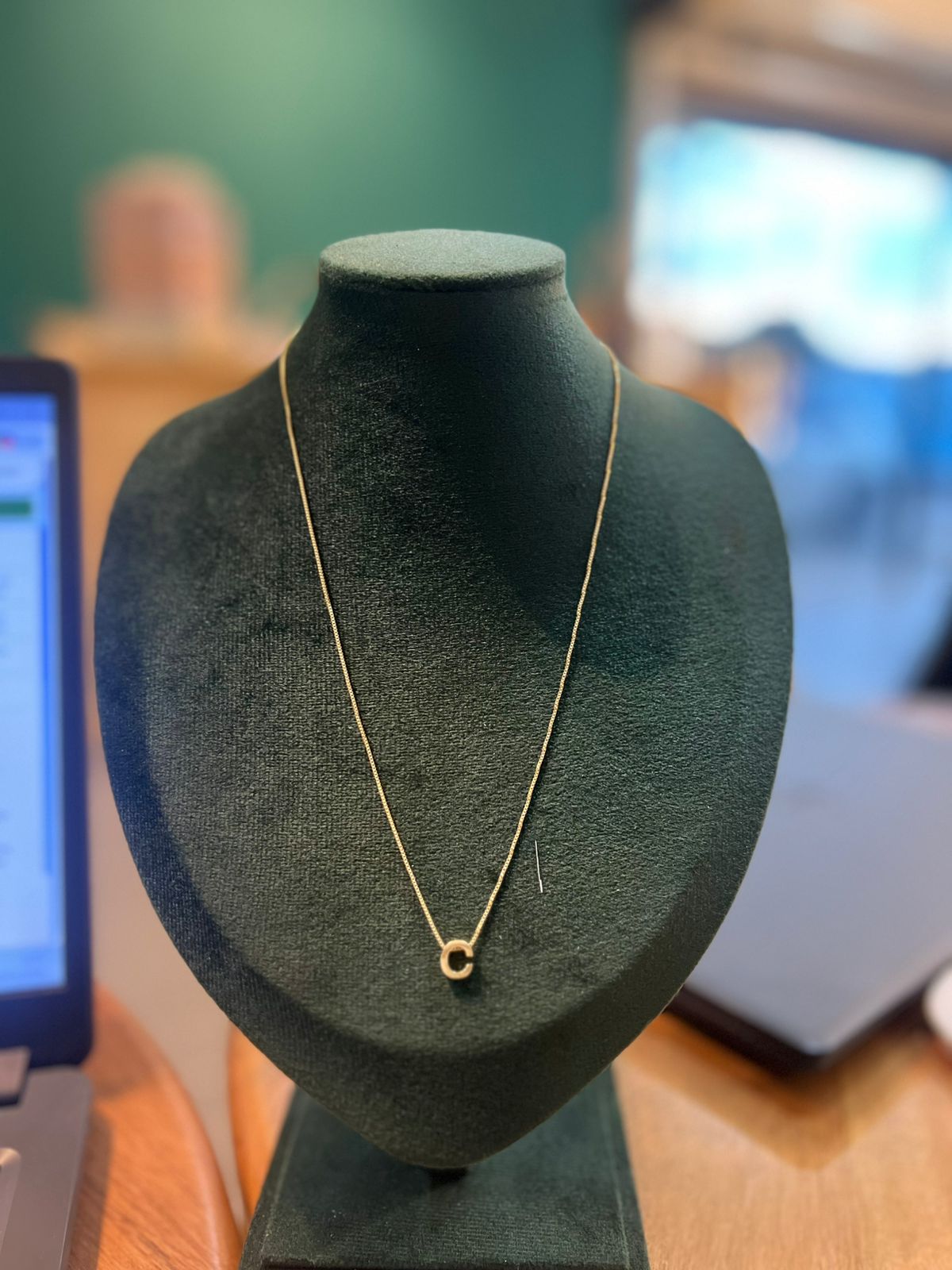 Colar letra C liso dourado
