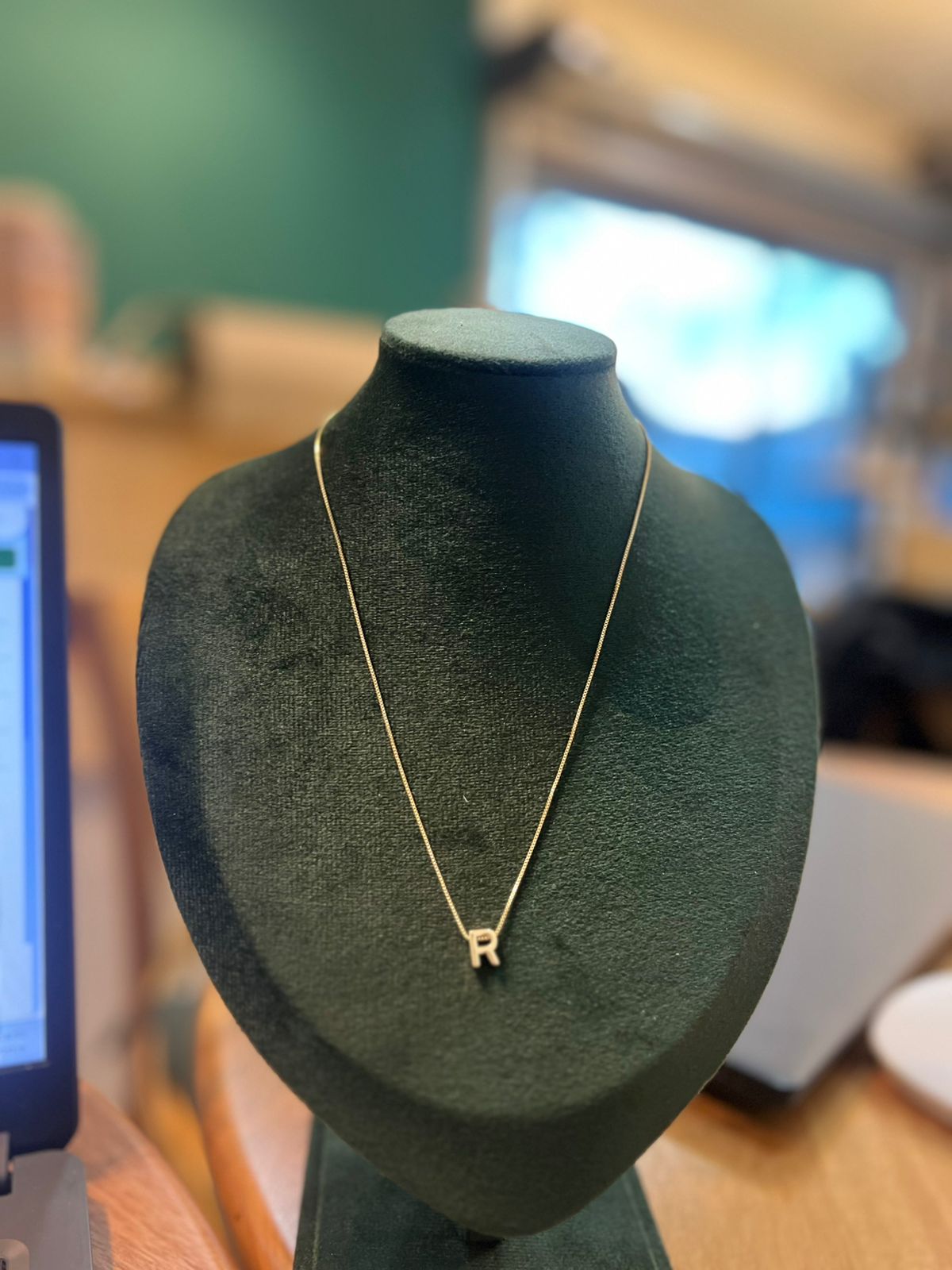 Colar letra R liso dourado