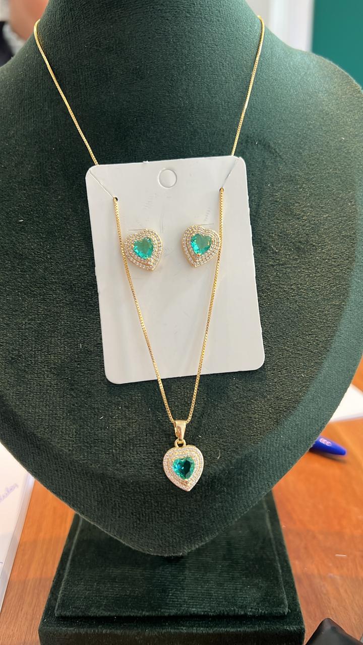 Conjunto coração cravejado verde dourado