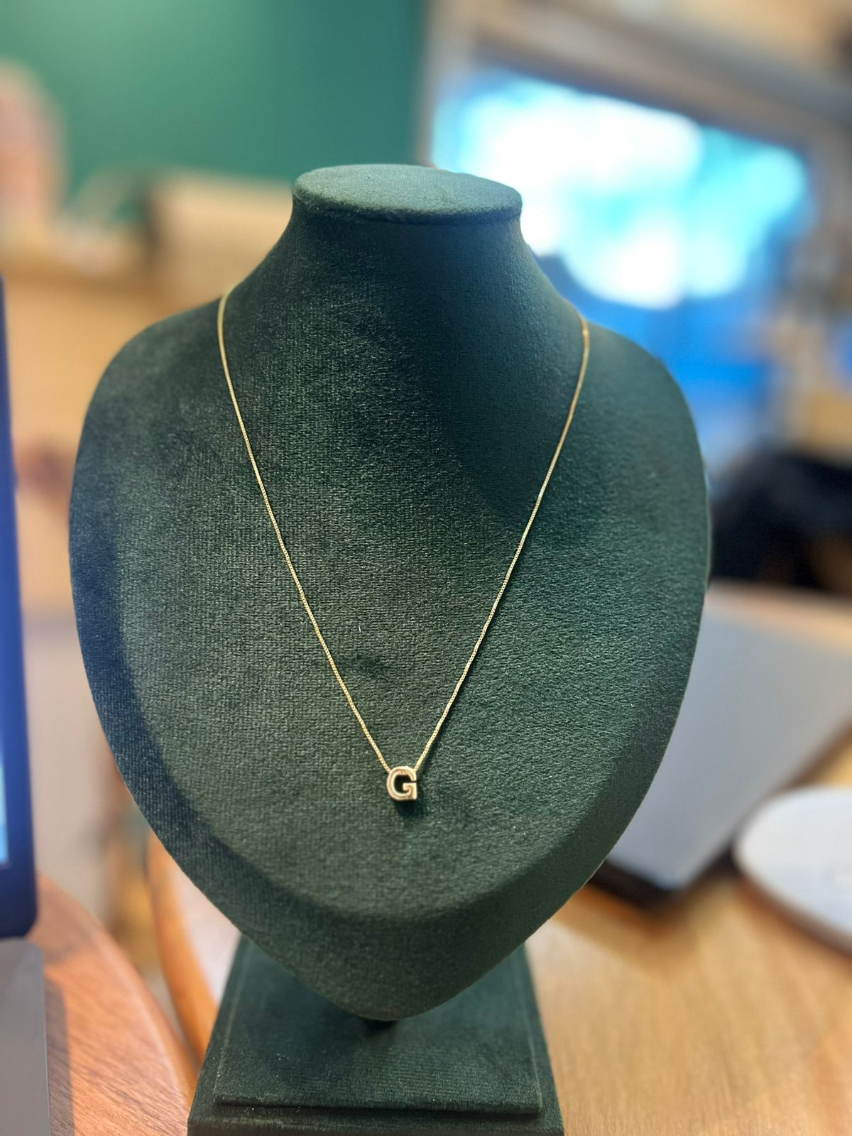 Colar letra G liso dourado