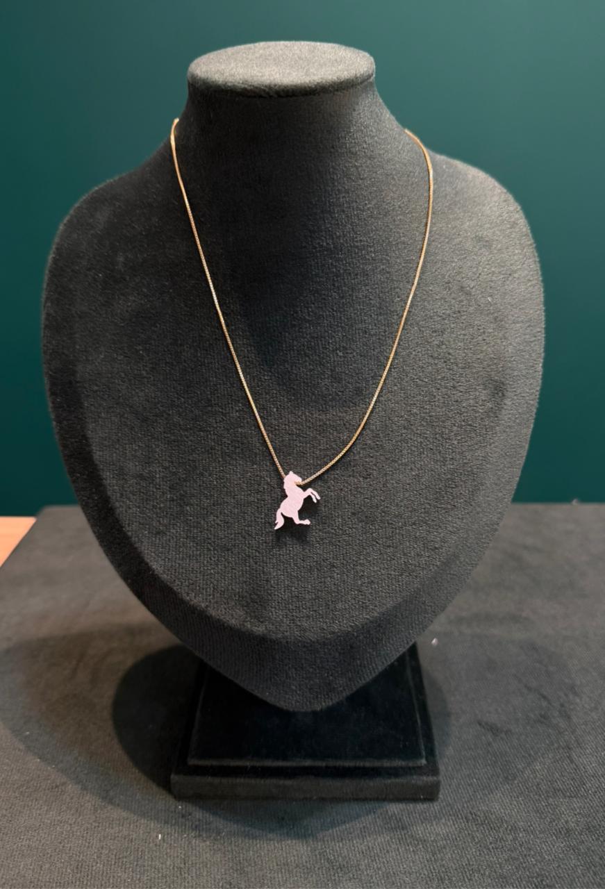 Colar de cavalo dourado