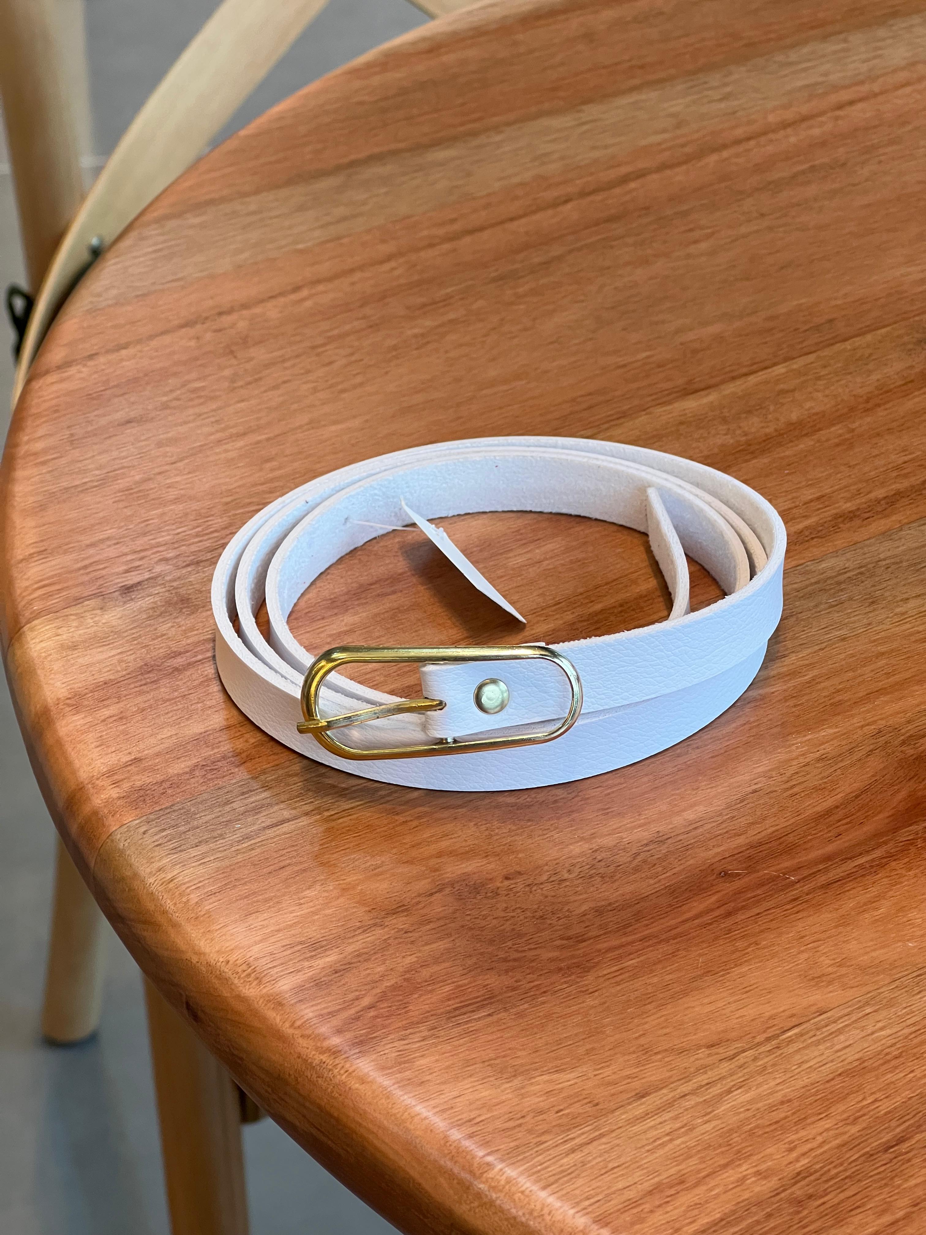 Cinto fino com fivela oval dourada
