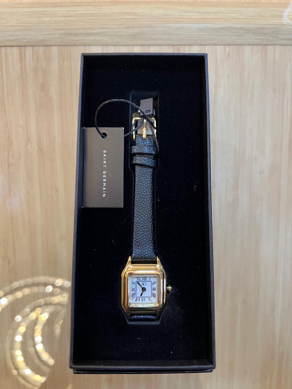 Relógio quadrado Boxy Romain pulseira couro preto com caixa dourada e números romanos