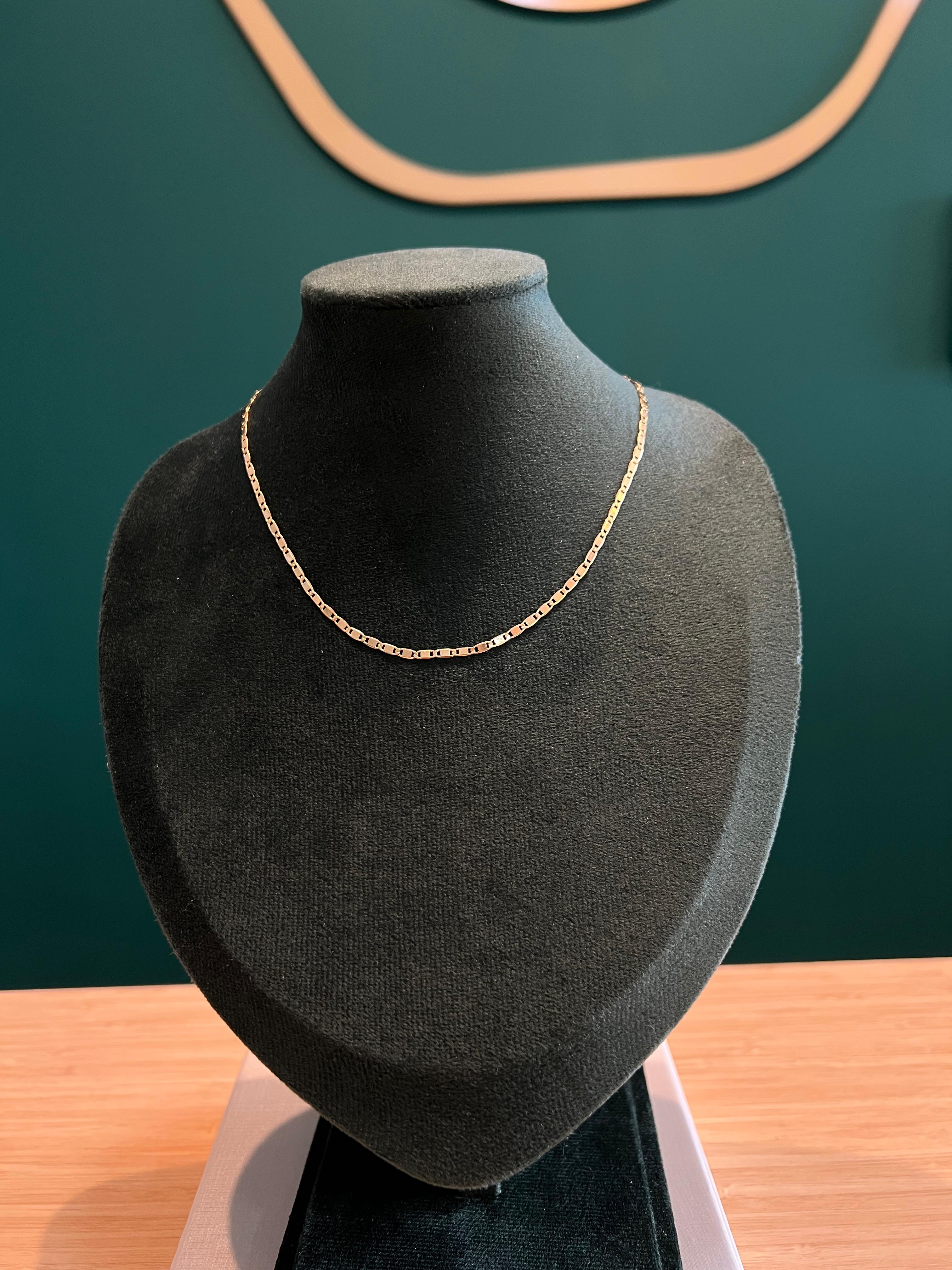 Colar dourado com elo pequeno retangular