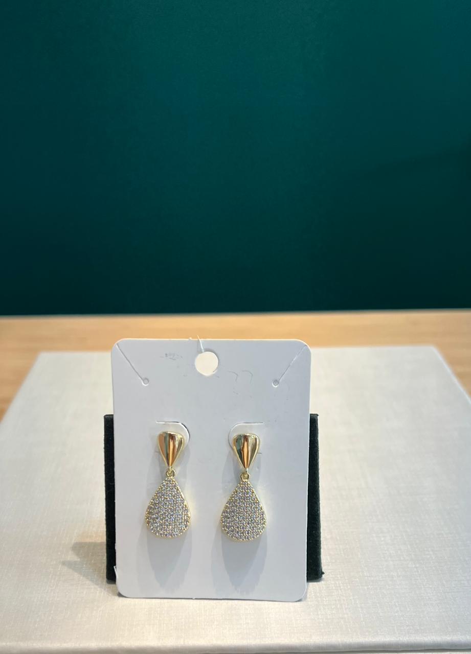 Brinco dourado com gota cravejado