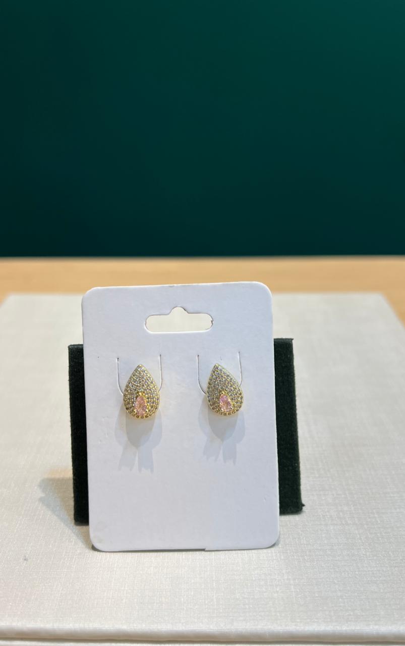 Brinco dourado formato de gota com cristais e pedra rose