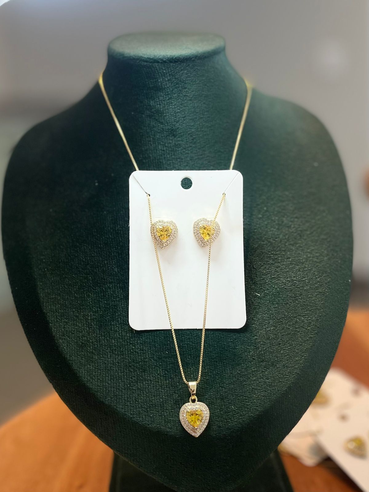 Conjunto coração cravejado amarelo dourado