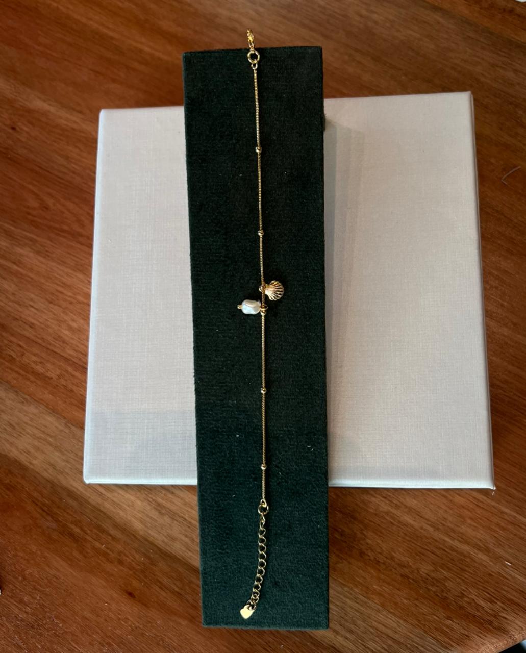 Pulseira dourada de concha com pérola
