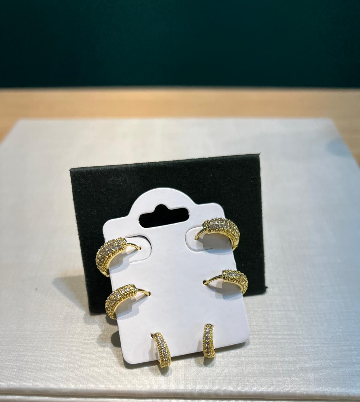 Brinco trio dourado de argola arredondado cravejado