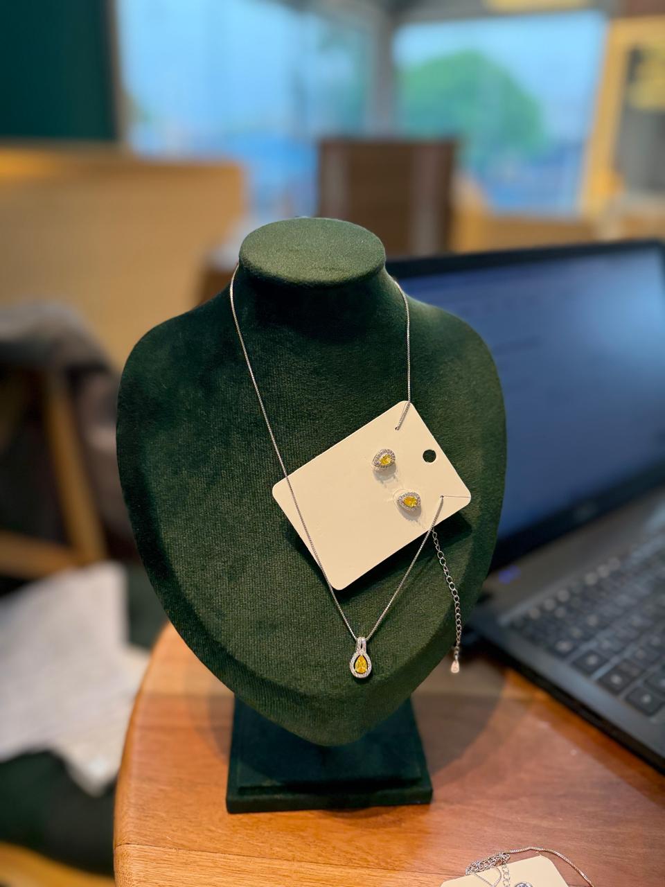 Conjunto prata Gota Cravejada amarelo