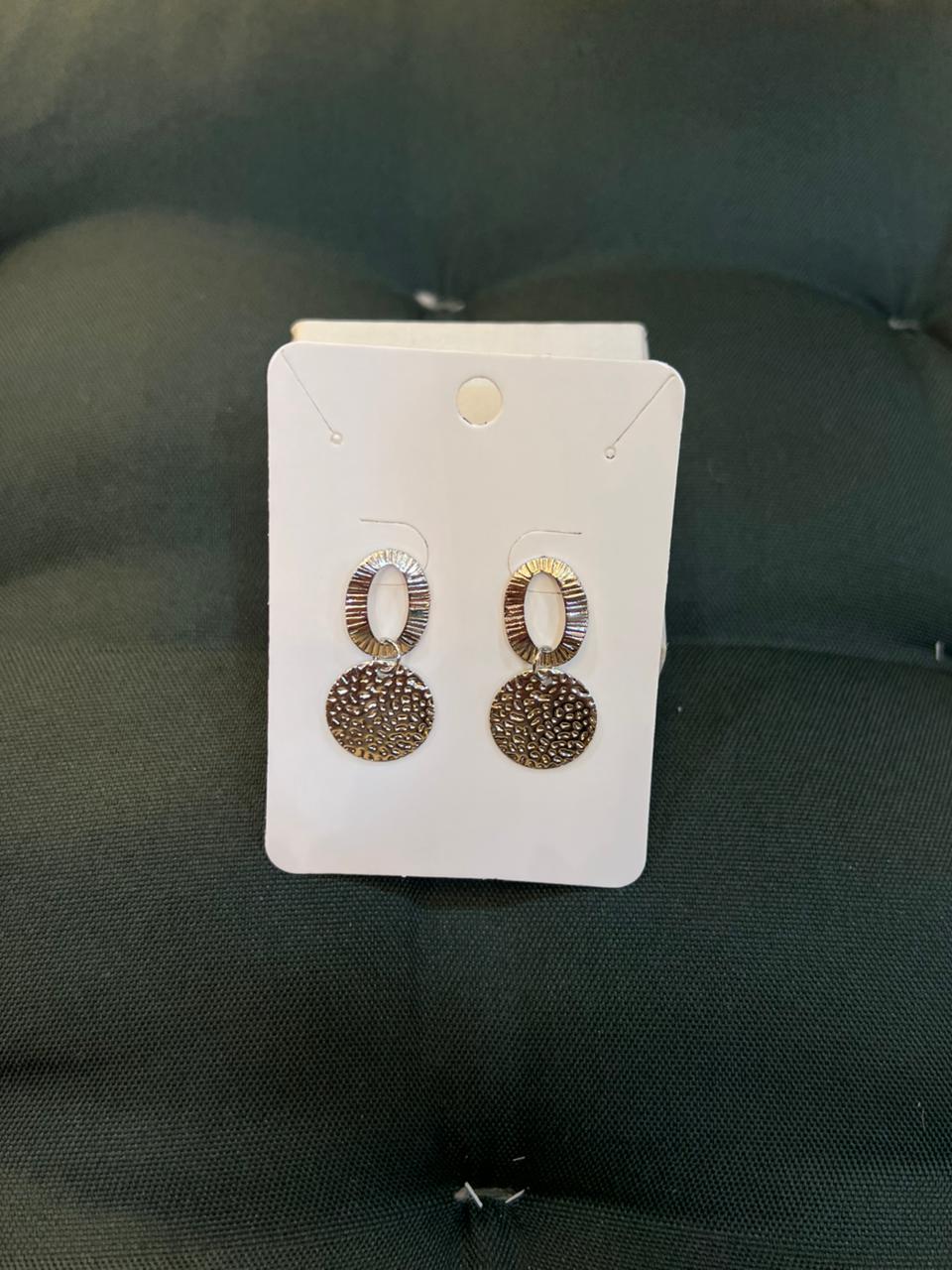 Brinco dourado redondo com detalhes