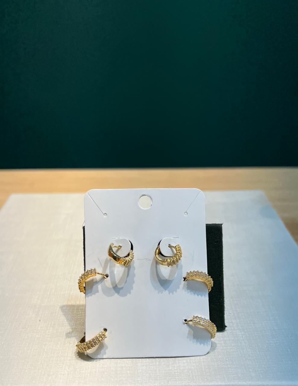 Brinco trio dourado retangular de argola fina cravejado