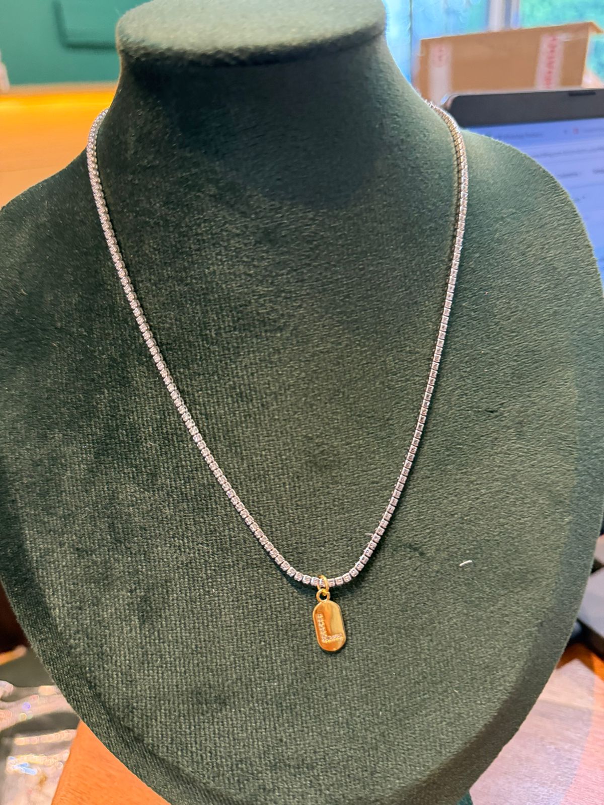 Chocker Rivieira letra L