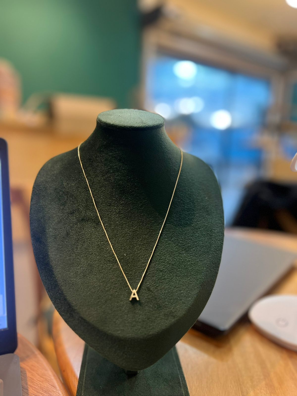Colar letra A liso dourado