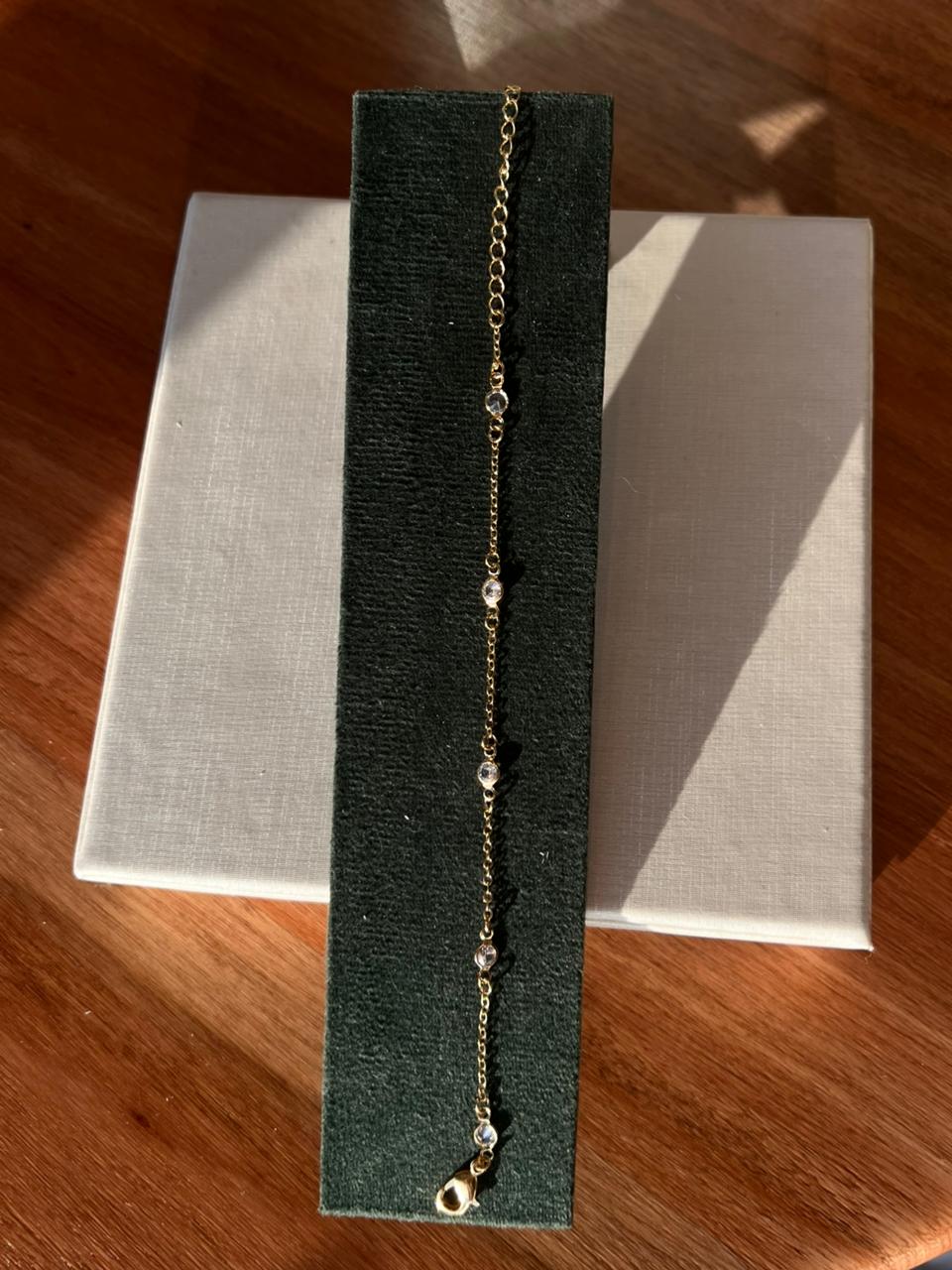Pulseira dourada com pontos de luz