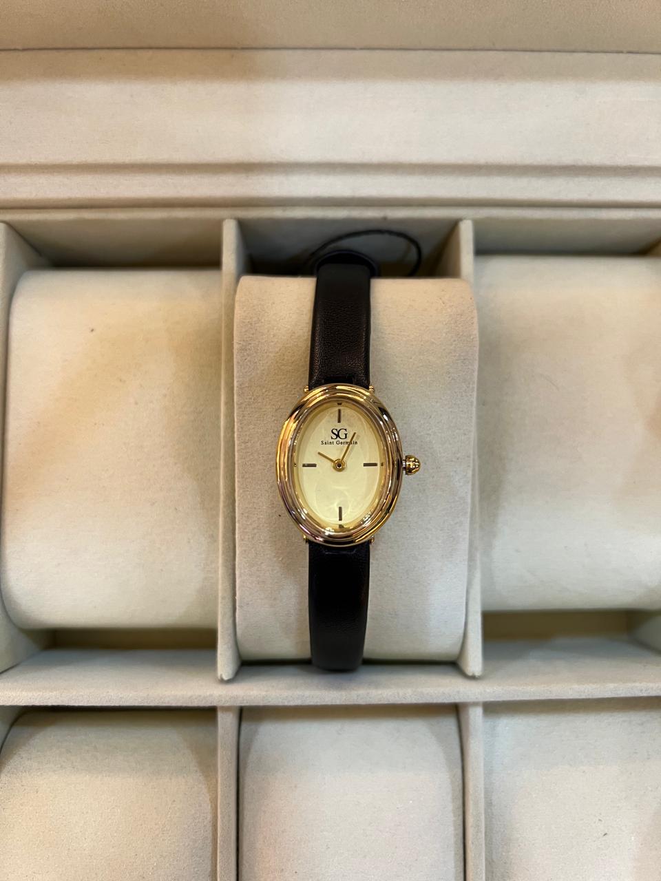 Relógio Oval Versailles dourado com pulseira couro preto