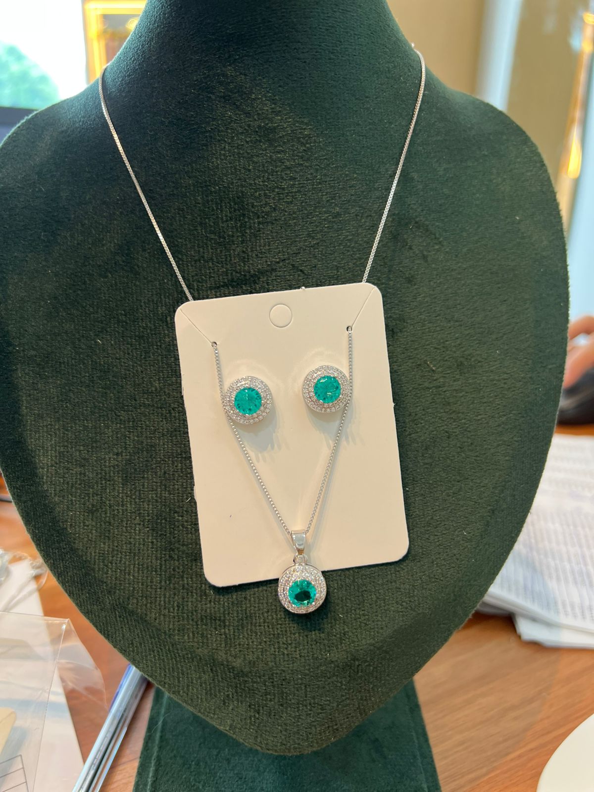 Conjunto prata redondo cravejado esmeralda