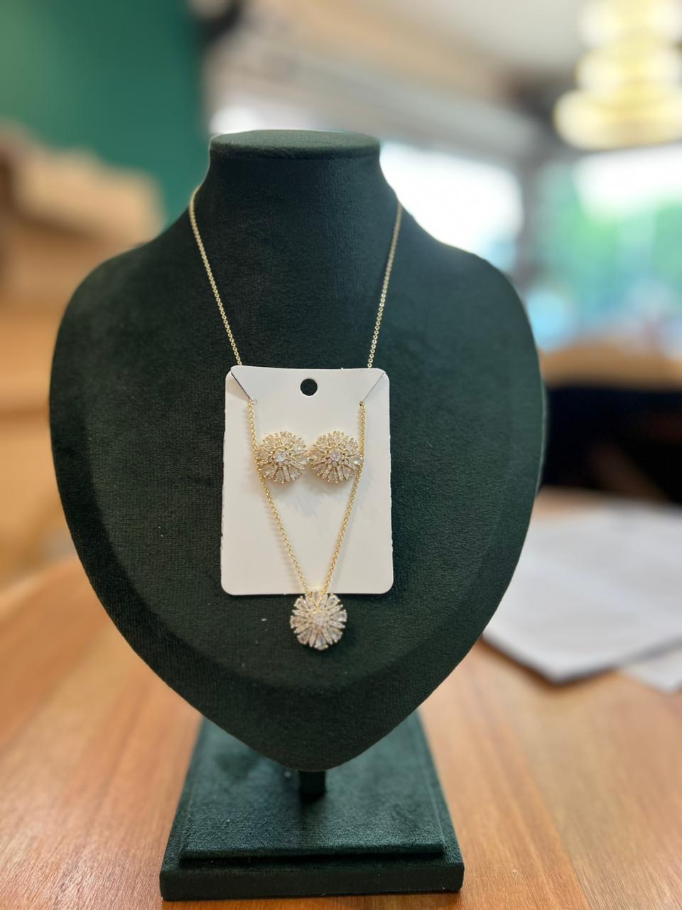 Conjunto dourado ouro sol cravejado