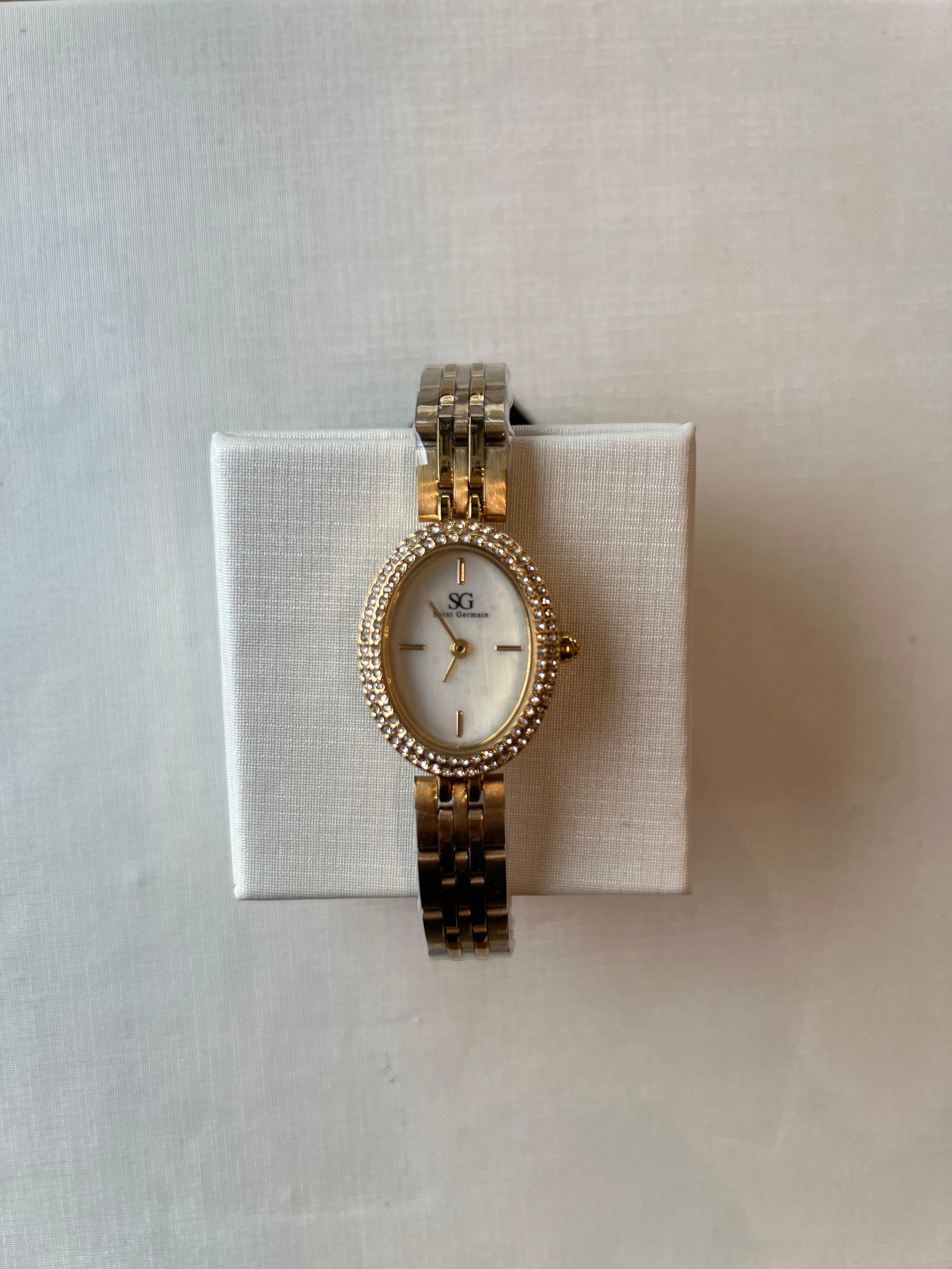 Relógio oval Versailles dourado com Cristais Cravejados