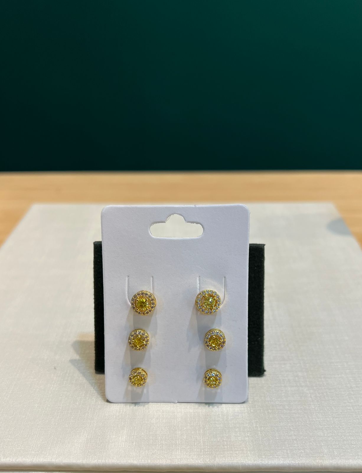Brinco trio redondo com pedra amarelo