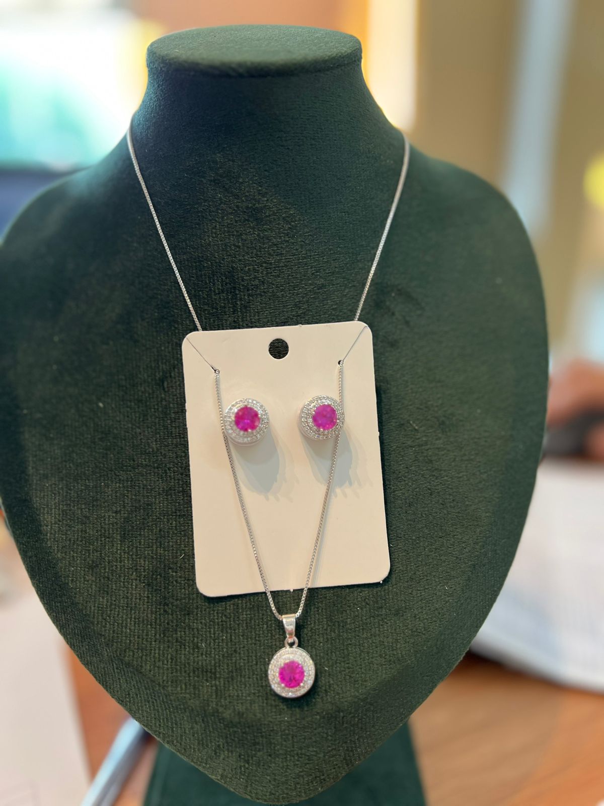 Conjunto prata redondo cravejado pink