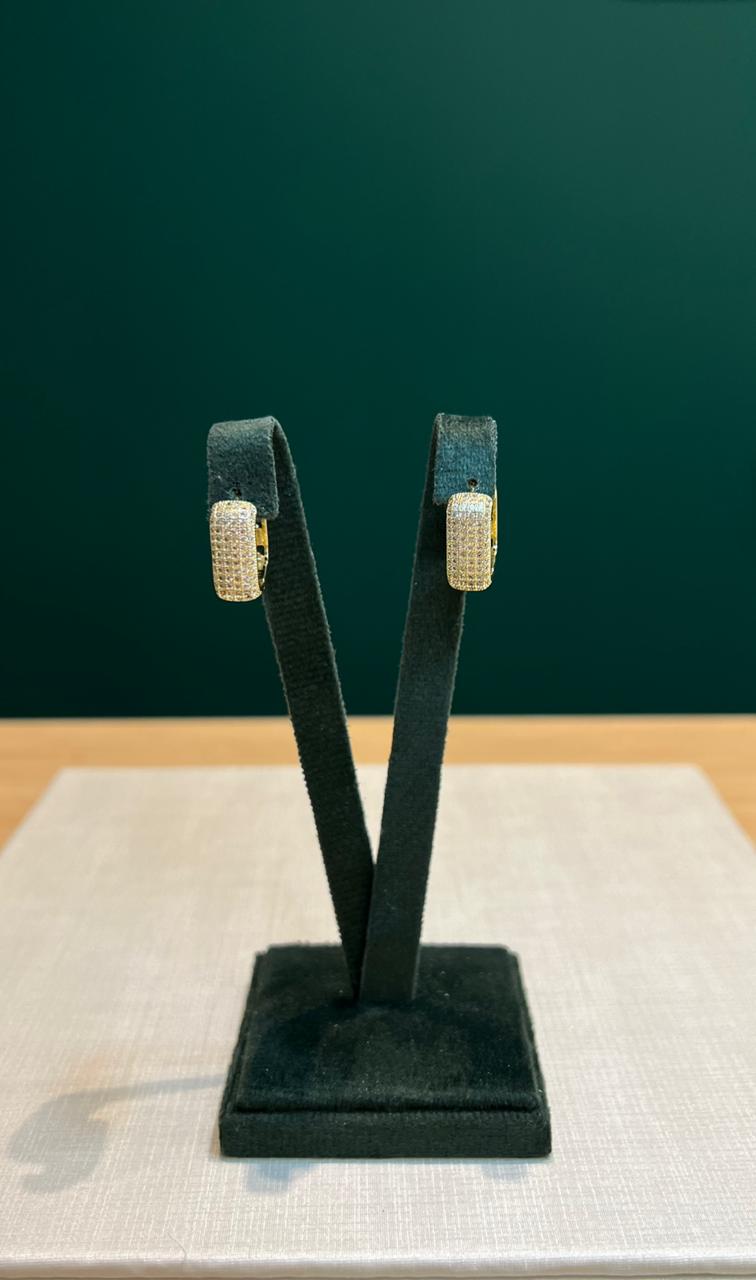 Brinco dourado argola quadrada cravejada