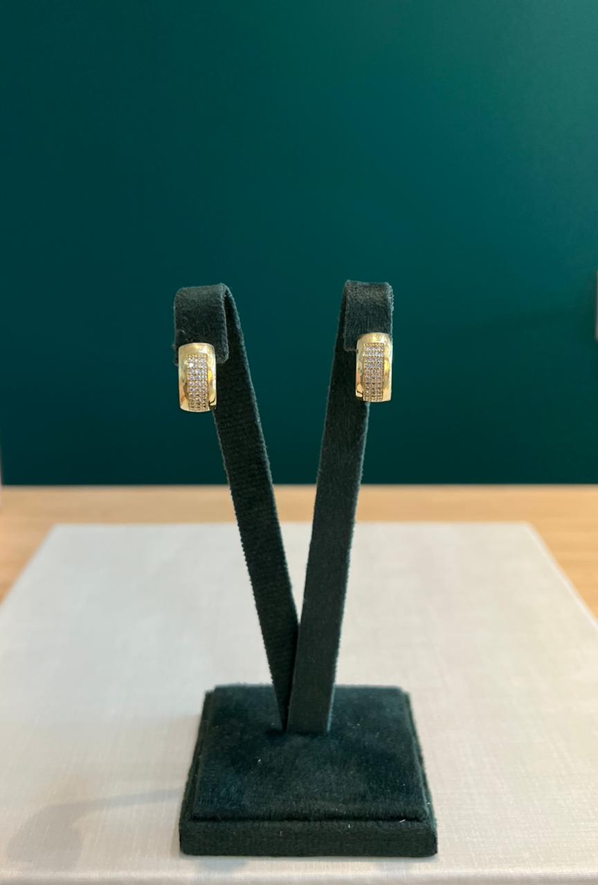 Brinco dourado cravejado com "love"