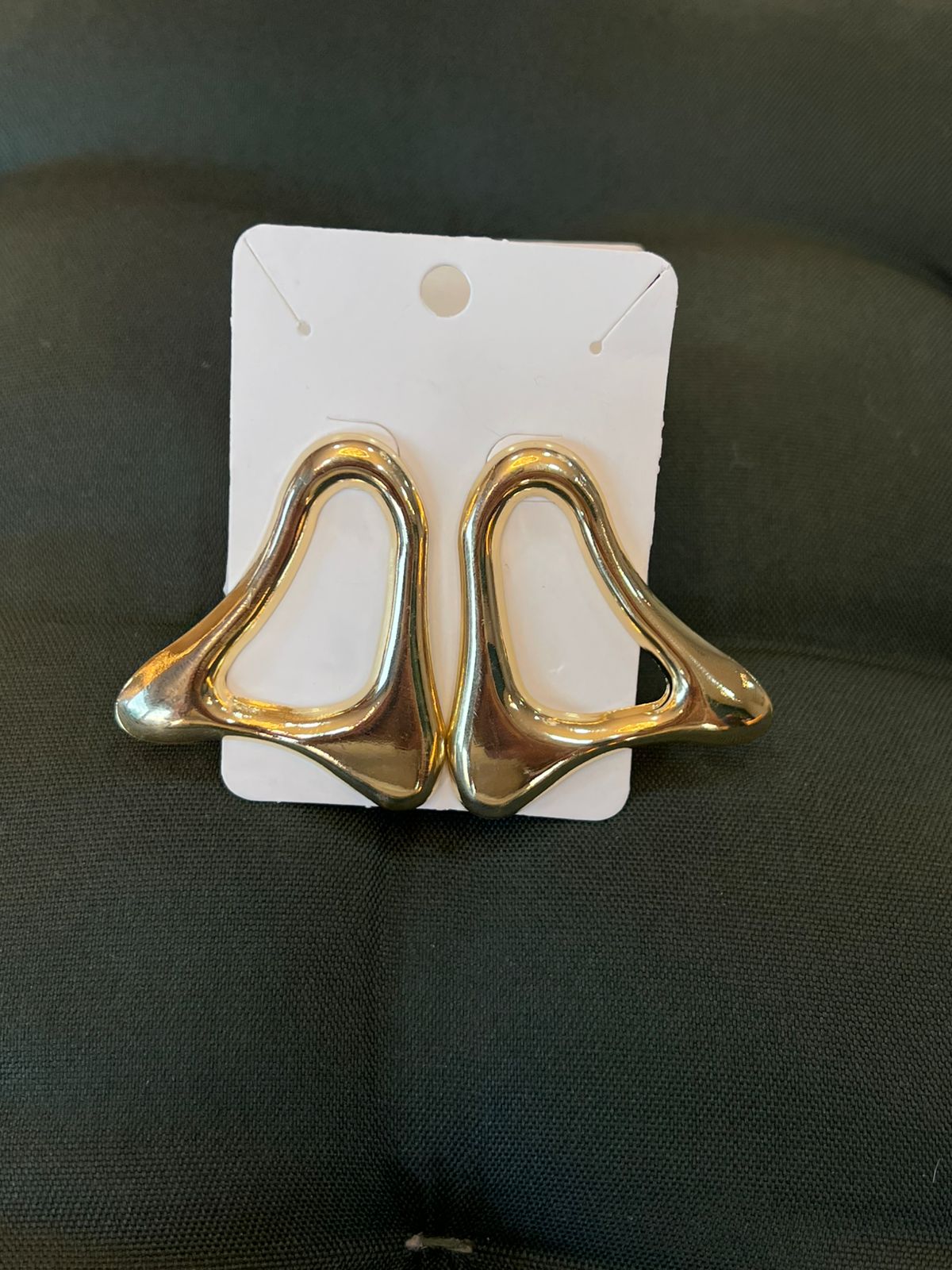 Brinco orgânico dourado