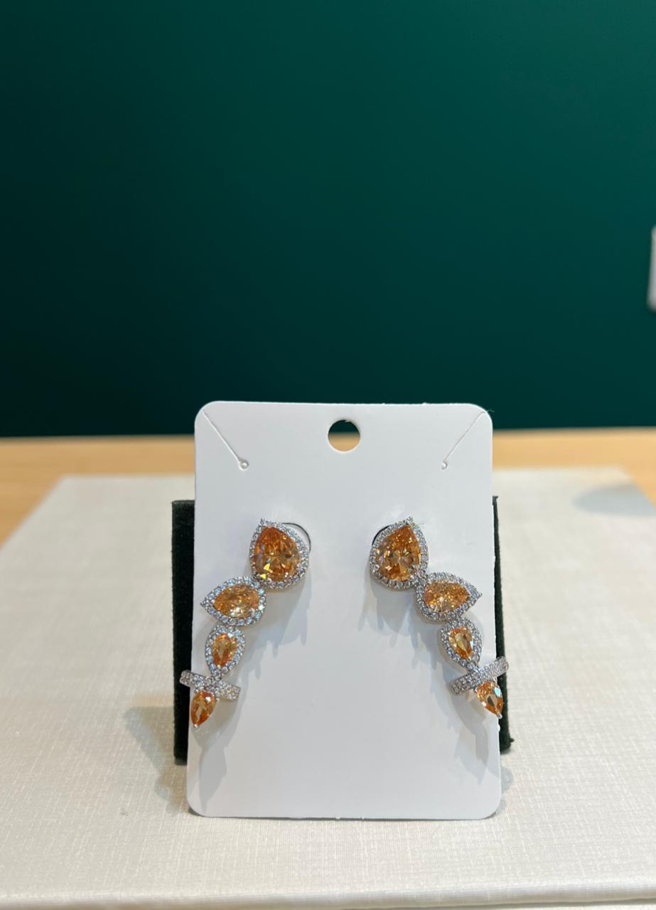 Brinco de pressão cravejado com pedra amarela