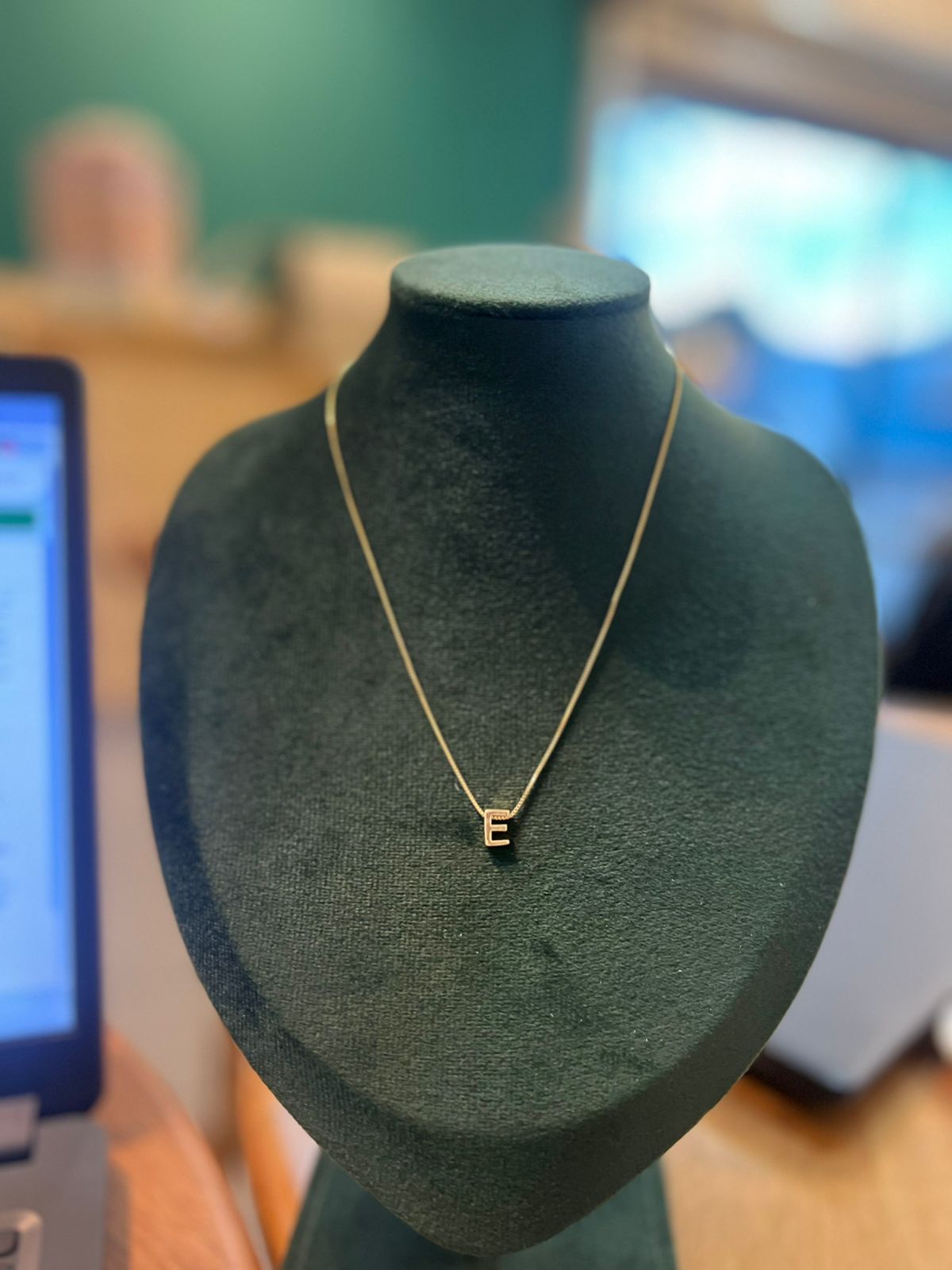 Colar letra E liso dourado