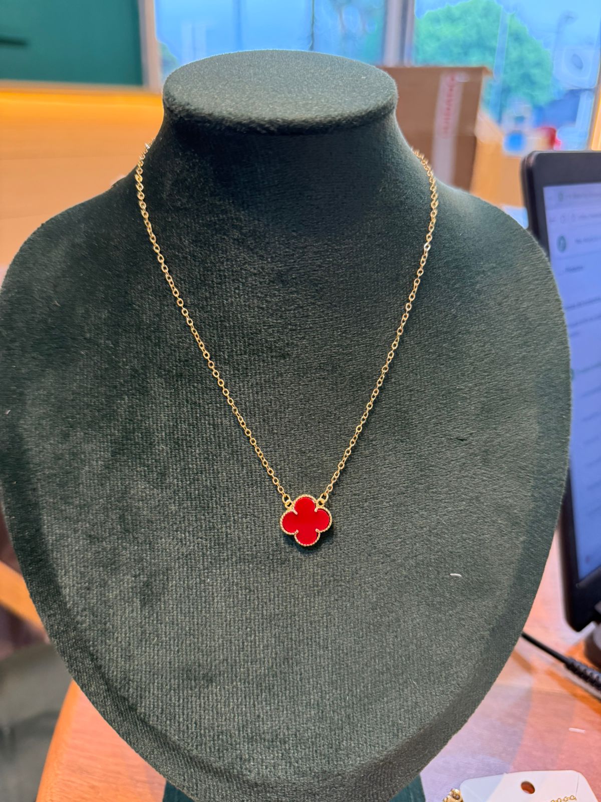 Chocker trevo liso dourado vinho