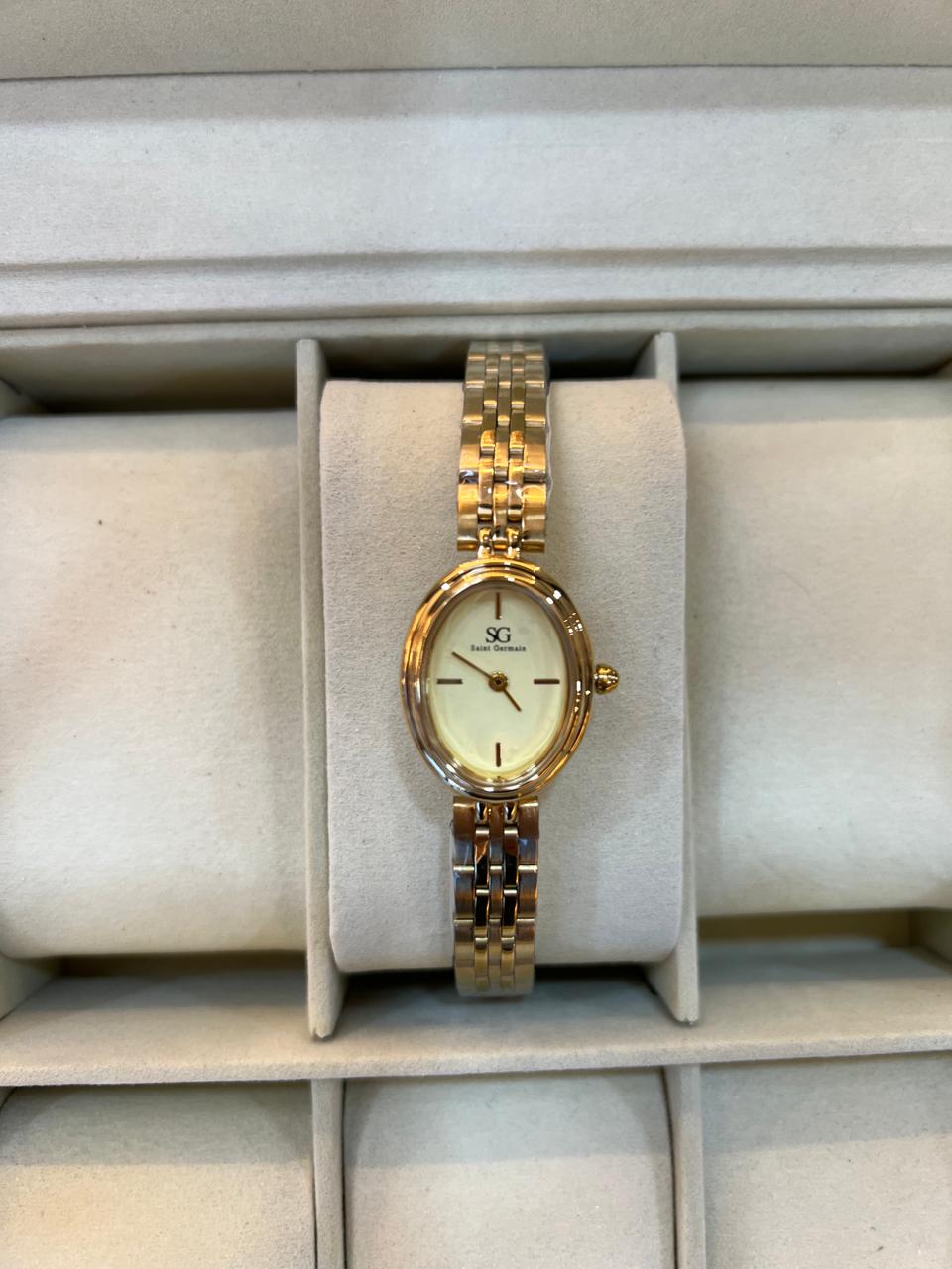 Relógio oval Versailles dourado