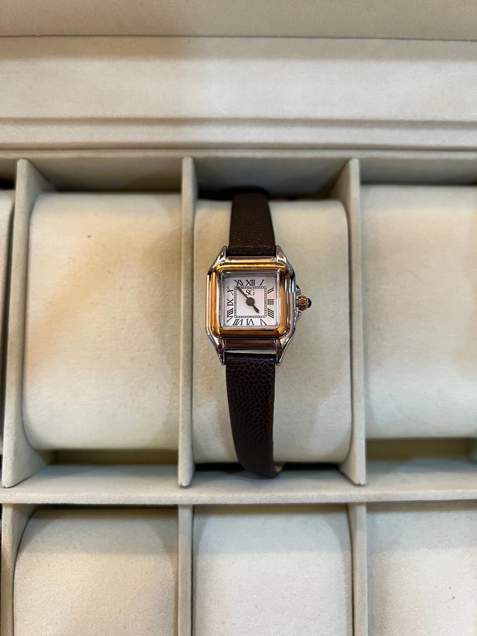 Relógio quadrado Boxy Romain pulseira couro marrom com caixa bicolor e números romanos