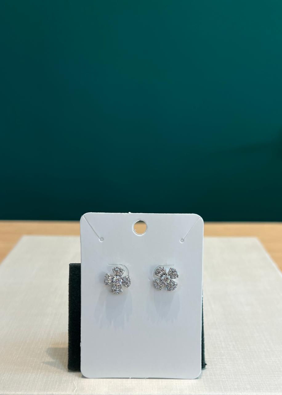 Brinco prata de estrela cravejada