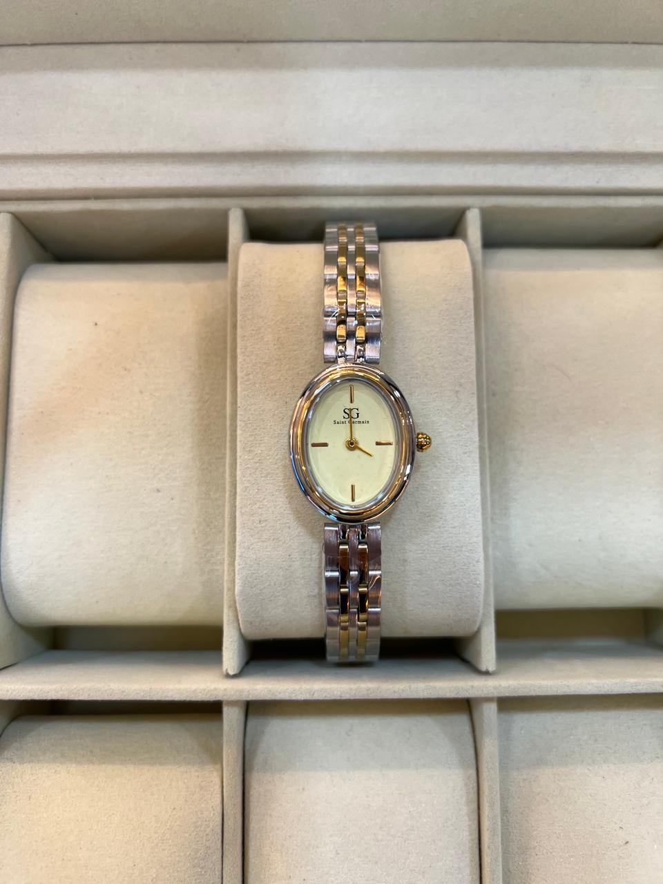Relógio oval Versailles bicolor caixa prata com fundo dourado