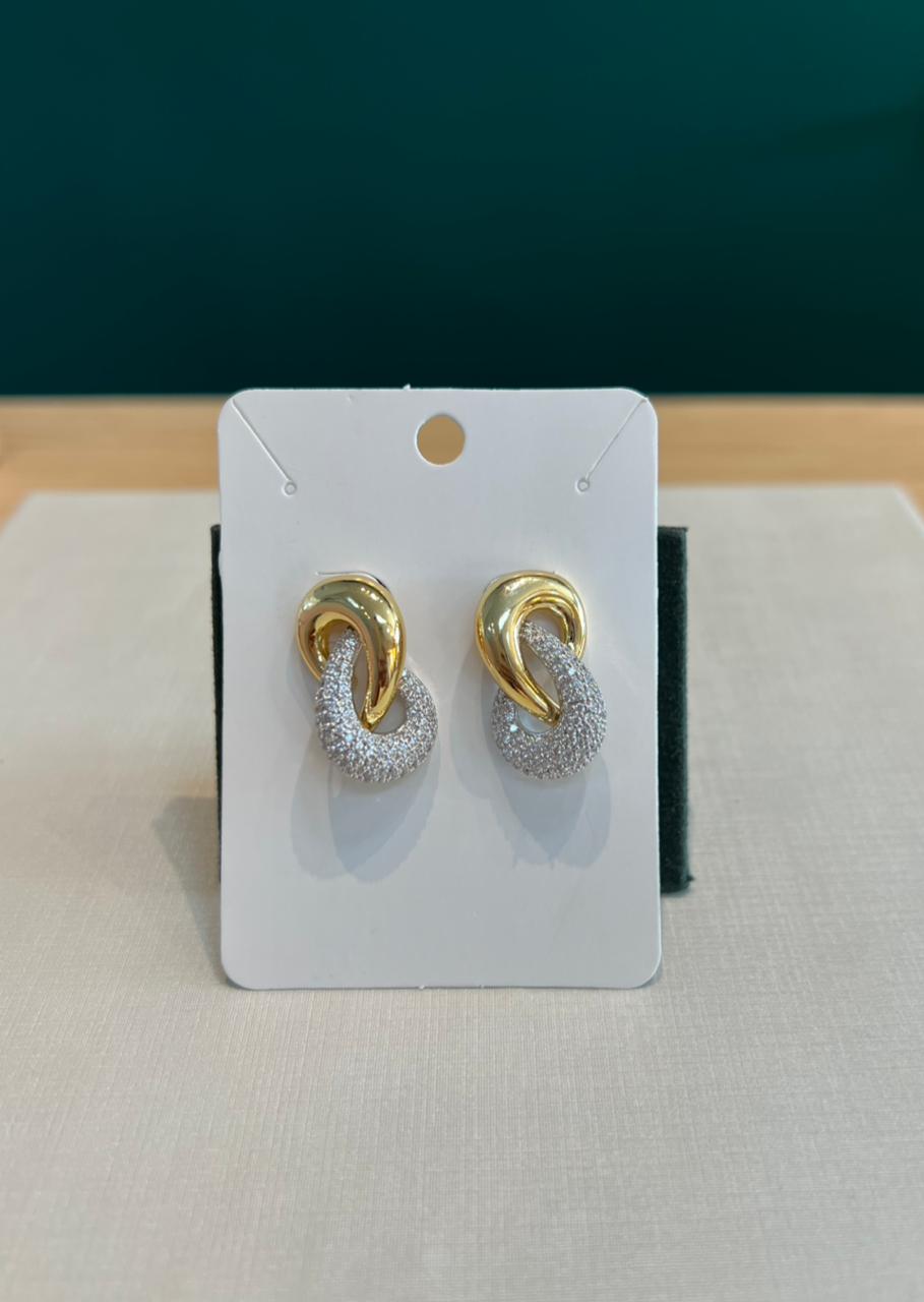 Brinco orgânico forma gota dourado com cravejado