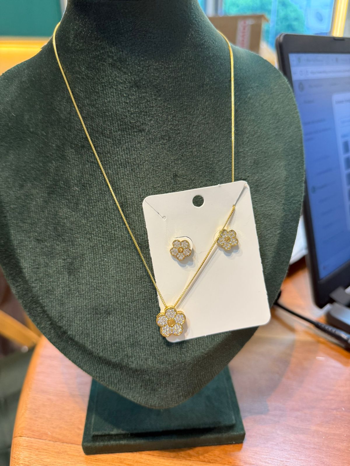 Conjunto flor cravejado dourado