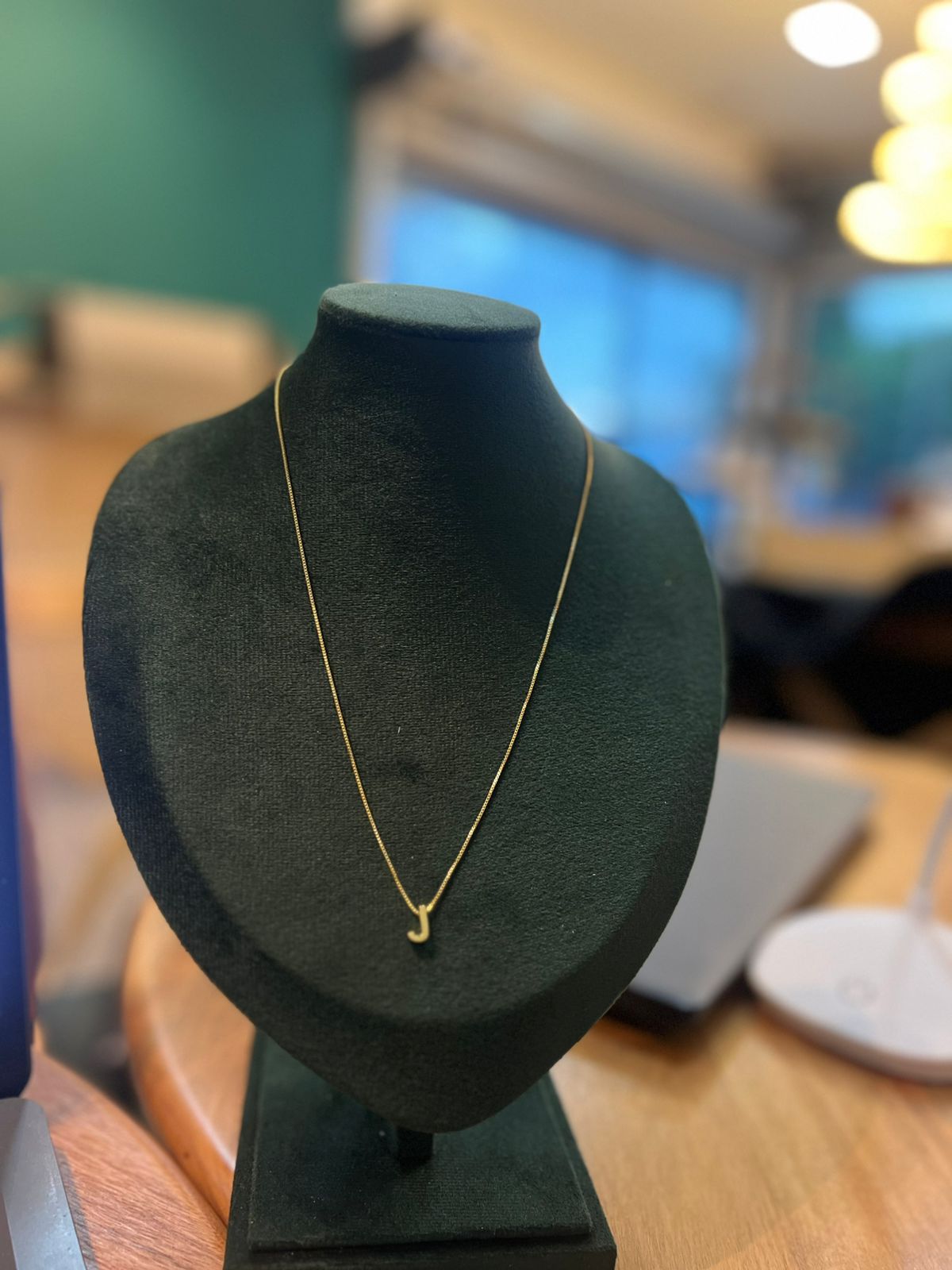 Colar letra J liso dourado