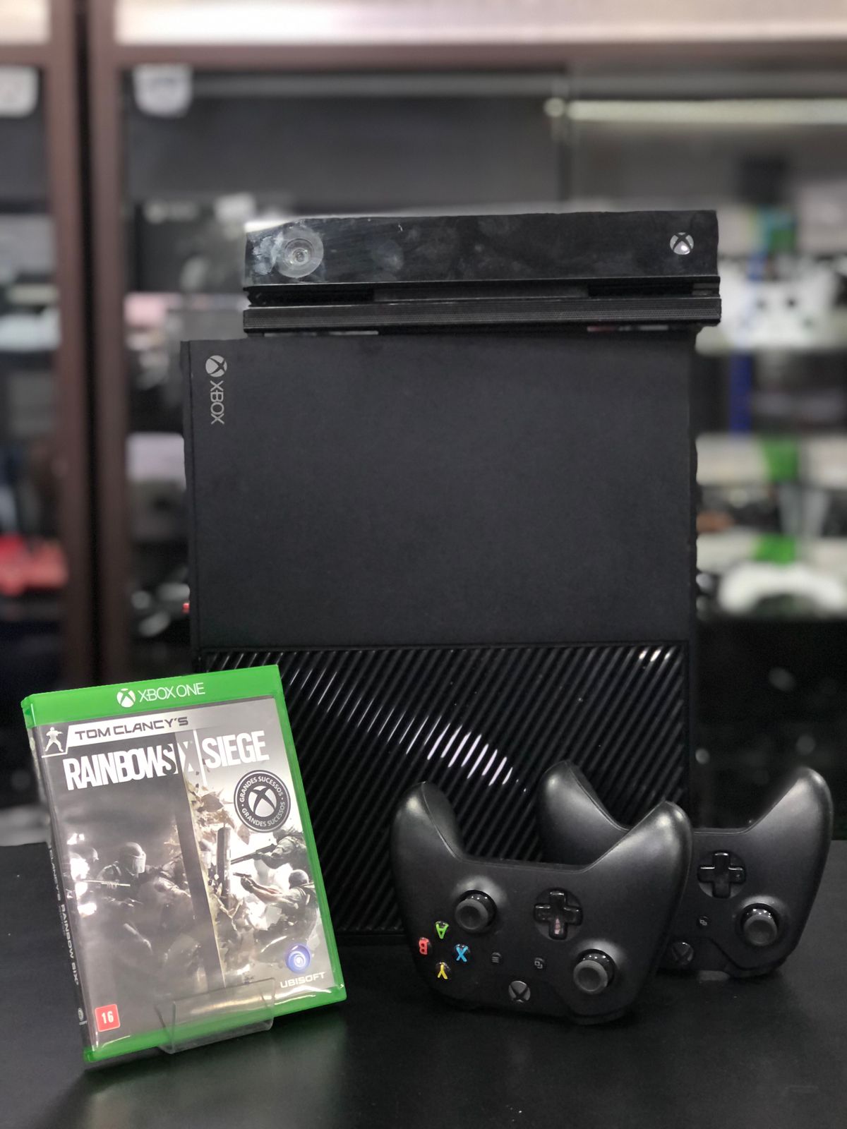 Xbox One Fat 01 tera + 2 Controles Originais + 1 Kinect + 01 Jogo - Item Usado