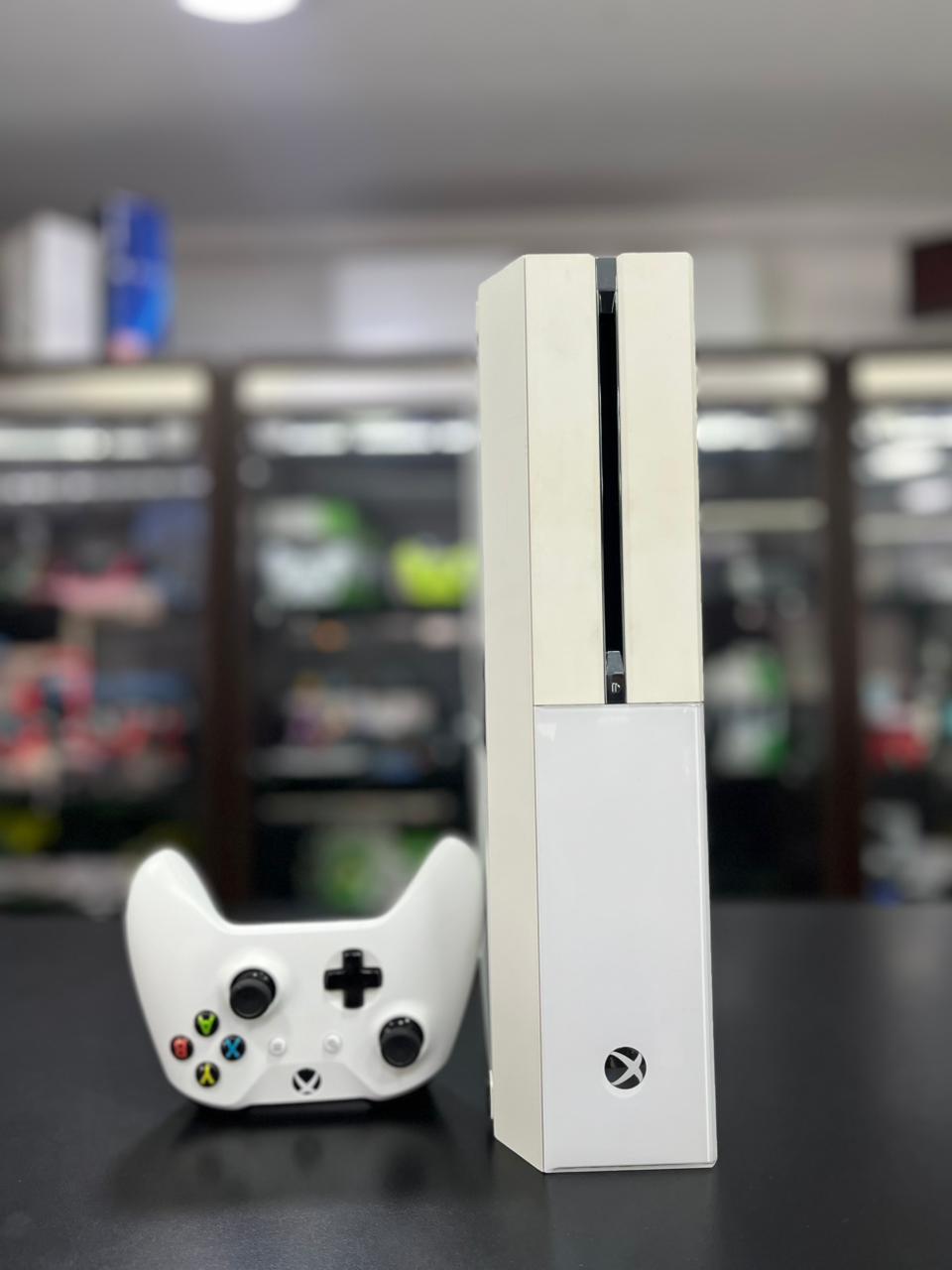 Xbox One 500GB Branco + 01 Controle Original Revisado + 01 jogo de brinde pronto para jogar