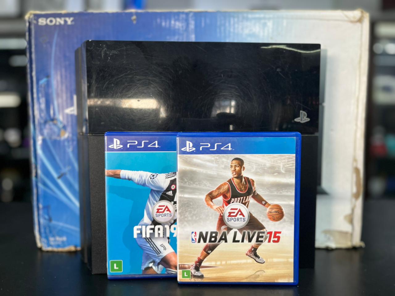 PLAYSTATION 4 FAT 1TB + 02 CONTROLES S/FIO + FIFA 19 + NBA LIVE 15 + CAIXA ORIGINAL PRONTO PARA JOGAR