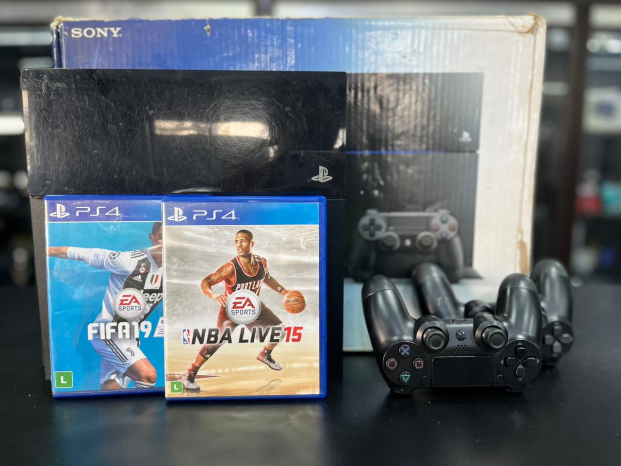 PLAYSTATION 4 FAT 1TB + 02 CONTROLES S/FIO + FIFA 19 + NBA LIVE 15 + CAIXA ORIGINAL PRONTO PARA JOGAR