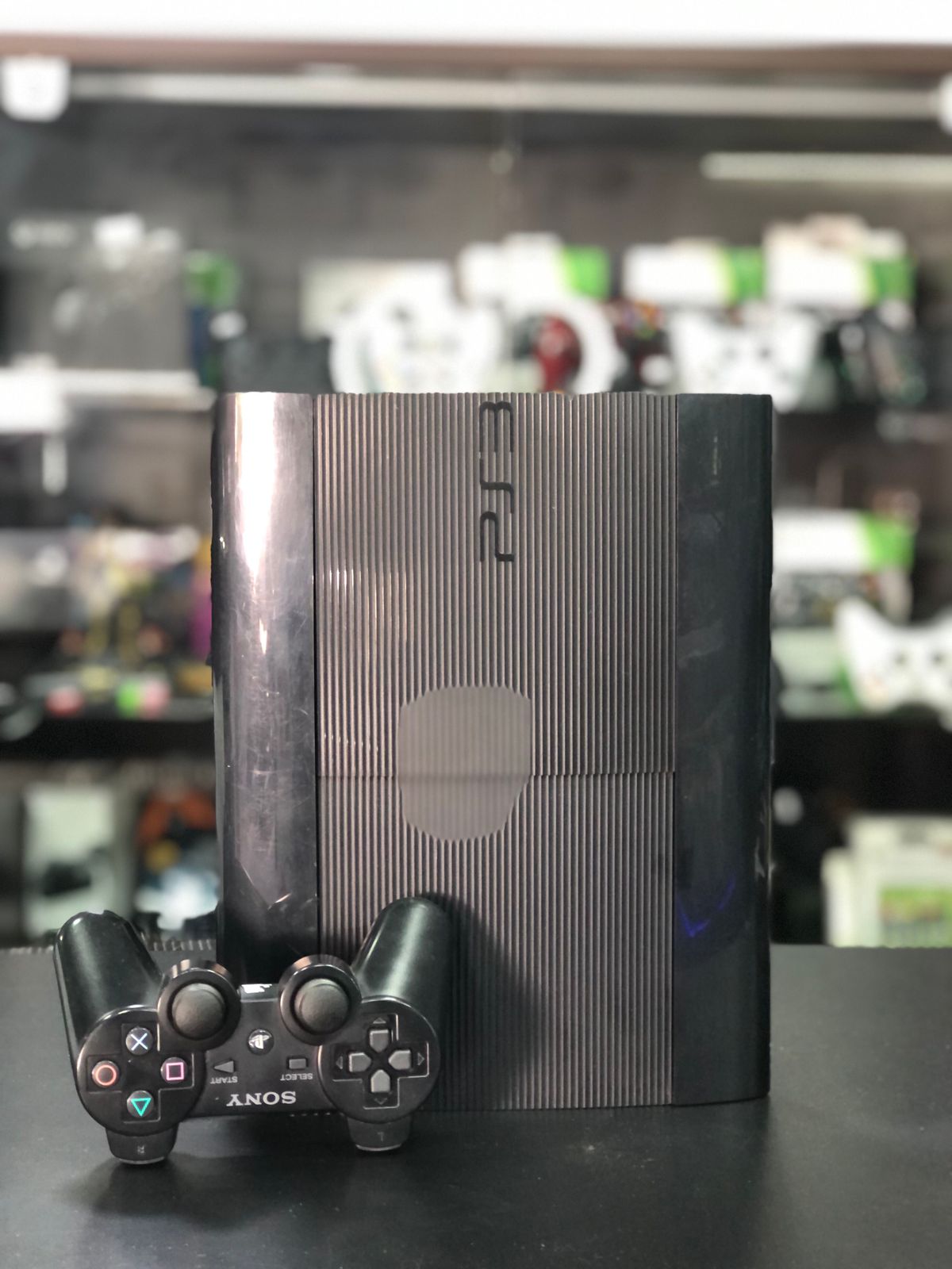 Playstation 3 Super Slim 1 Tera Sistema H.e.n, + 01 controle s/fio Original preto + jogos - usado