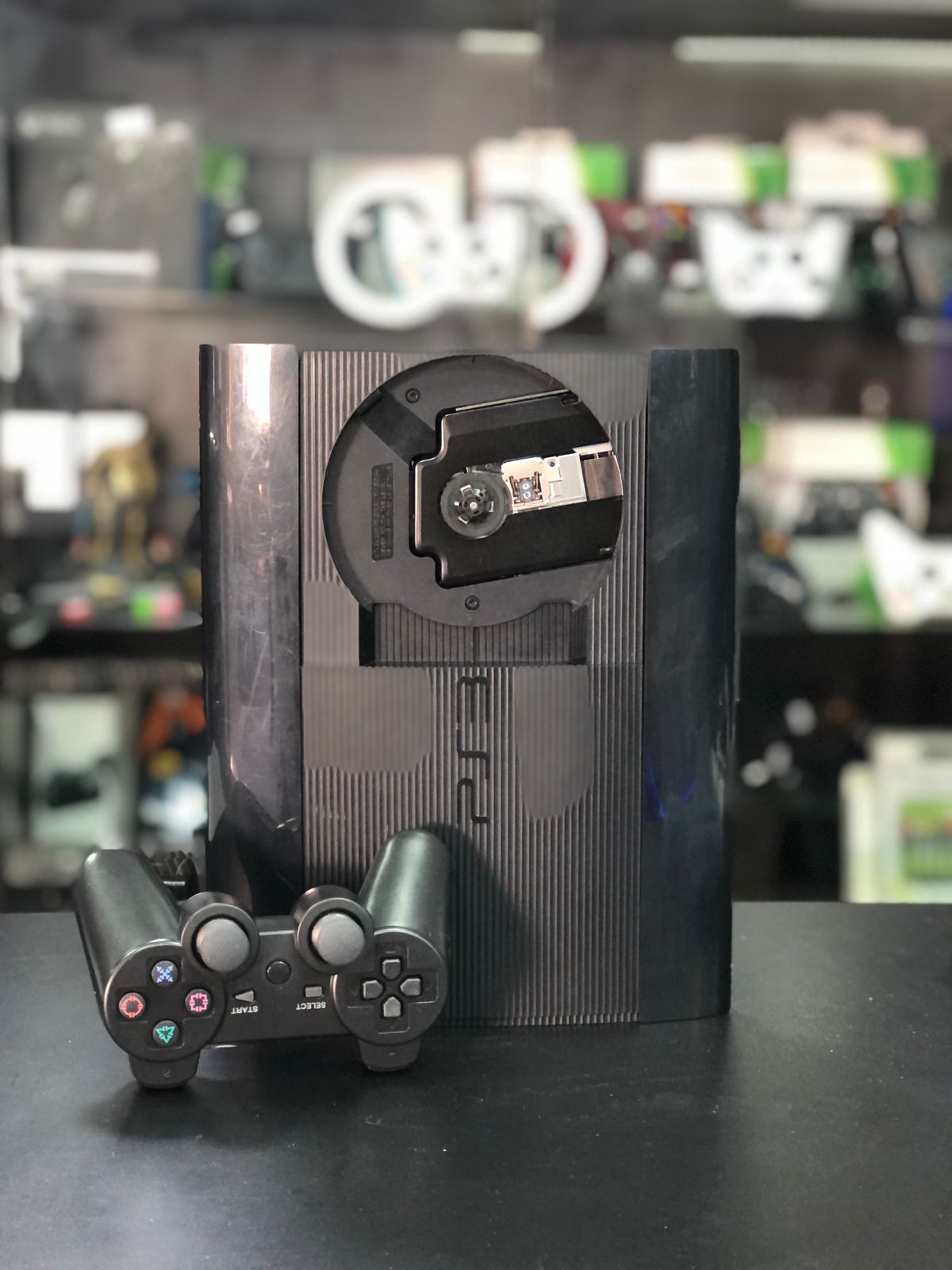 Playstation 3 Super Slim 1 tera Sistema H.e.n, + 01 controle s/fio paralelo preto + jogos - usado