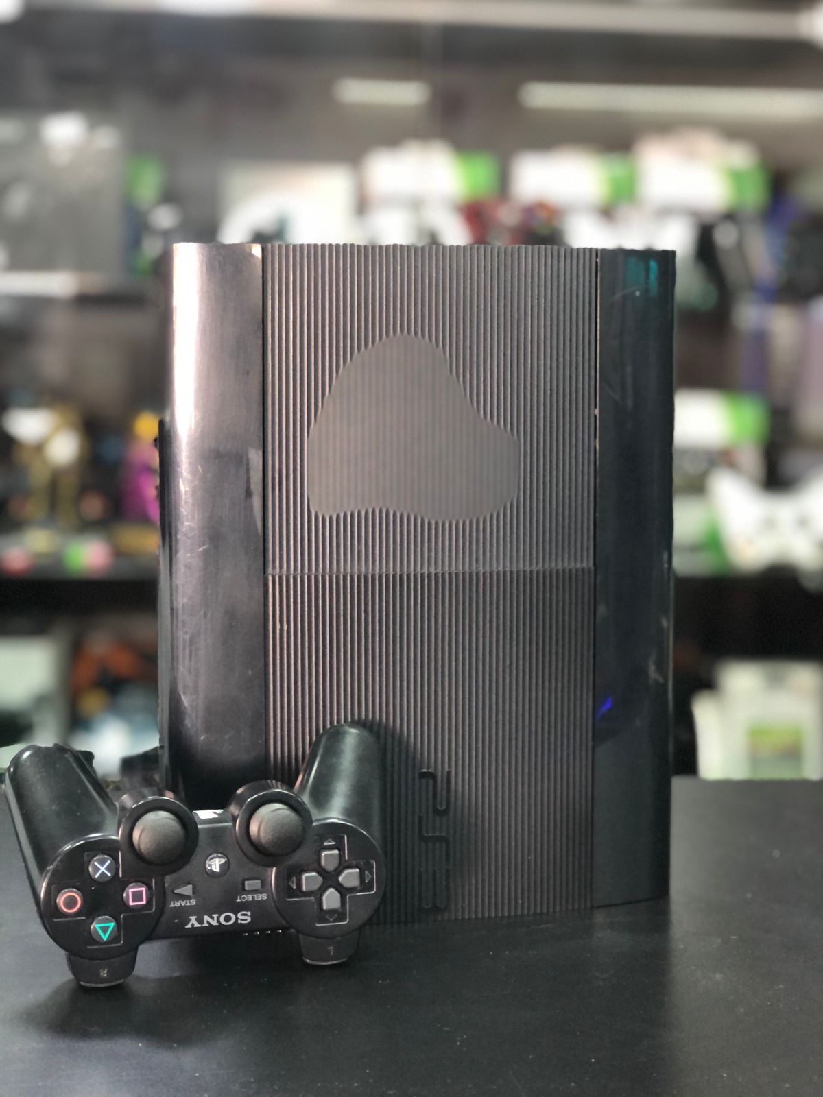 Playstation 3 Super Slim 1 Tera Sistema H.e.n, + 01 controle s/fio Original preto + jogos - usado